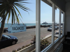 Отель Beach Front Guest House  Истборн
